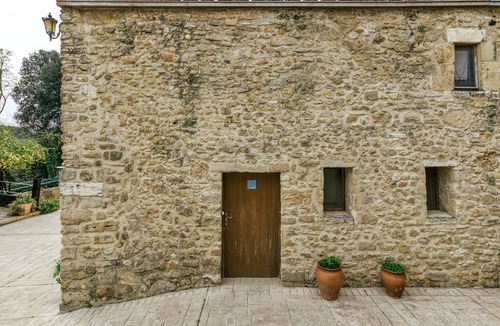 Pujals dels Pagesos Apartment | Room 'Llebeix' with Shared Pool, Wi-Fi and Air Conditioning