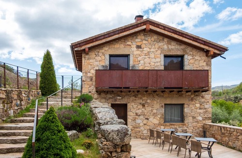 San Juan de Gredos Apartment | Room 'Morezón Y Terraza' with Mountain View, Private Terrace and Wi-Fi