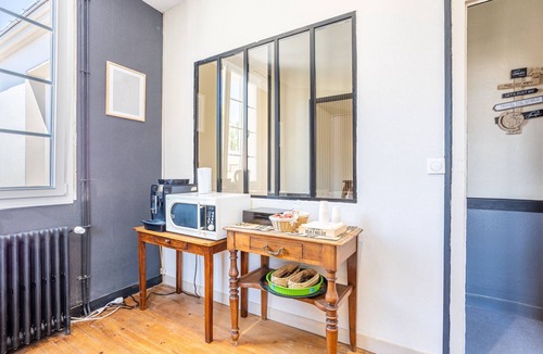 Chantonnay Apartment | Room 'N°10' with Wi-Fi