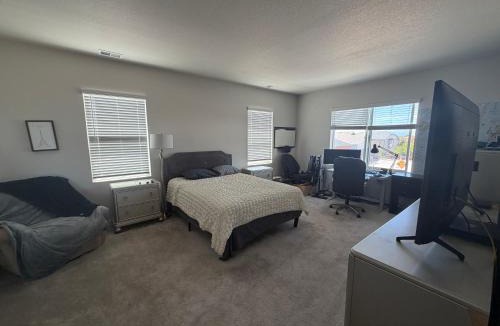 Commerce City House | Room near DIA