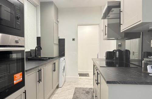 Clayton Bed & Breakfast | Room near Etihad Stadium