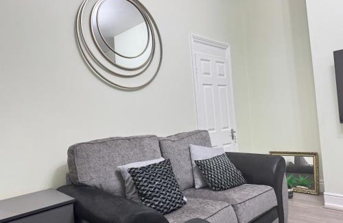 Clayton Bed & Breakfast | Room near Etihad Stadium