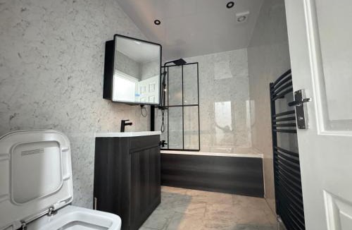 Clayton Bed & Breakfast | Room near Etihad Stadium