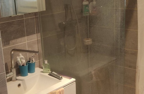 Bourgoin-Jallieu Apartment | Room on the ski route, close to the town center, in a quiet location