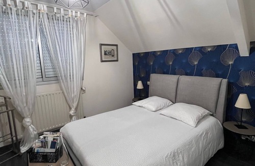 Sable-sur-Sarthe Bed & Breakfast | Room “Pause Tranquille - Room 2” with Shared Terrace, Garden, and Wi-Fi