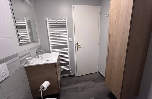 Sable-sur-Sarthe Bed & Breakfast | Room “Pause Tranquille - Room 2” with Shared Terrace, Garden, and Wi-Fi