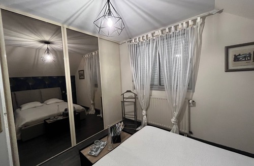 Sable-sur-Sarthe Bed & Breakfast | Room “Pause Tranquille - Room 2” with Shared Terrace, Garden, and Wi-Fi