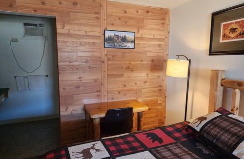 Ohiopyle Hotel | Room: Prime Ohiopyle Escape - Steps to Everything