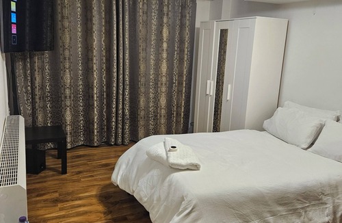 East Walworth House | Room-spacious Retreat With Private Balco