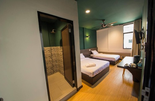 Pegawai Hotel | Room V Jalan Jenang