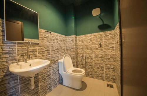 Pegawai Hotel | Room V Jalan Jenang