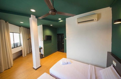 Pegawai Hotel | Room V Jalan Jenang