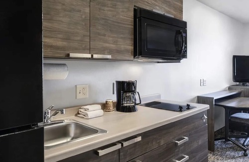 Rogers Hotel | Room w/Kitchen, Pet-Friendly – 5 Mins to Coler Mountain Bike Preserve