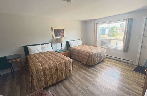 Petit-Rocher Hotel | Room with 2 Single Beds