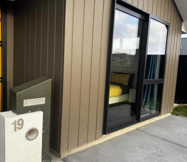 Kaiapoi Apartment | Room with en-suite bathroom