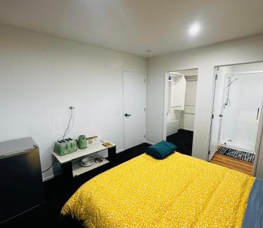 Kaiapoi Apartment | Room with en-suite bathroom