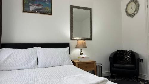 Ashford House | Room with en-suite facilities