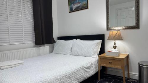 Ashford House | Room with en-suite facilities