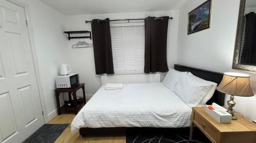 Ashford House | Room with en-suite facilities