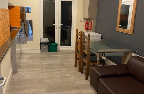 Manchester House | Room with en-suite bathroom