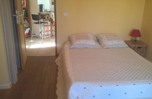 Grabels Bed & Breakfast | Room with independent access in villa