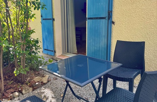 Thuir Apartment | Room with kitchenette in an estate