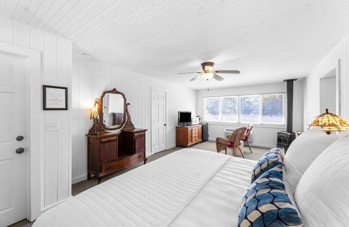 Comfort Hotel | Room with One King Bed, microwave, mini-fridge, and gas fireplace