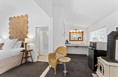 Comfort Hotel | Room with One Queen Bed, microwave, mini-fridge and porch