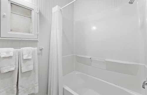Comfort Hotel | Room with One Queen Bed, microwave, mini-fridge and porch