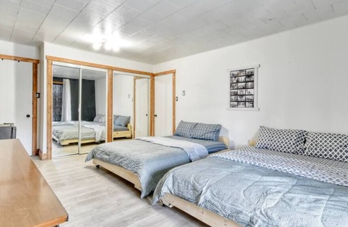 Les Rivieres Apartment | Room with parking and private bathroom