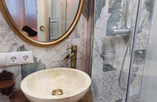 La Trinitat Nova Apartment | ROOM WITH PRIVATE BATHROOM 1