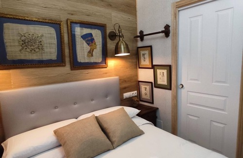 La Trinitat Nova Apartment | ROOM WITH PRIVATE BATHROOM 1