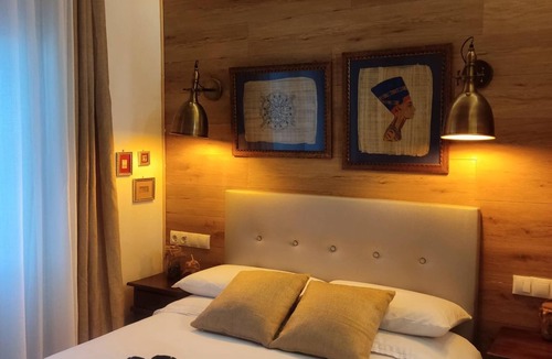 La Trinitat Nova Apartment | ROOM WITH PRIVATE BATHROOM 1