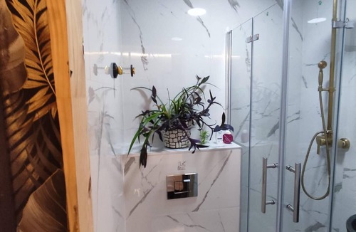 Nou Barris House | Room with private bathroom 2