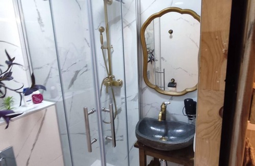 Nou Barris House | Room with private bathroom 2