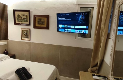 Nou Barris House | Room with private bathroom 2