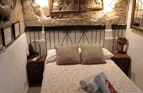 Les Roquetes House | Room with private bathroom 3