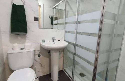 Uribarri Hotel | Room with Private Bathroom in front of Guggenheim. Riverview. Optional Parking