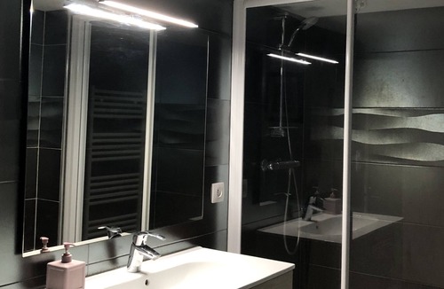 Saujon House | Room with private bathroom in a quiet area