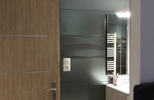 Saujon House | Room with private bathroom in a quiet area