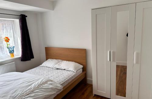 Sutton Central House | Room with Private Shower Facility