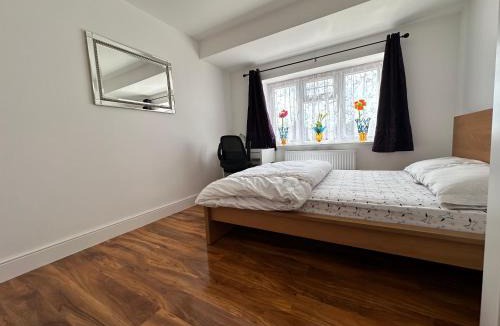 Sutton Central House | Room with Private Shower Facility