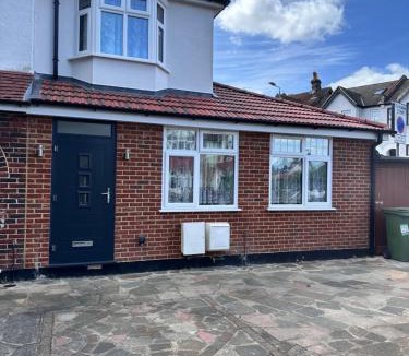 Sutton Central House | Room with Private Shower Facility