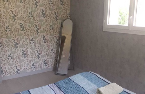 Luynes Bed & Breakfast | Room with private shower and toilet in Luynes