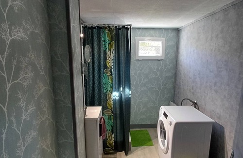 Luynes Bed & Breakfast | Room with private shower and toilet in Luynes