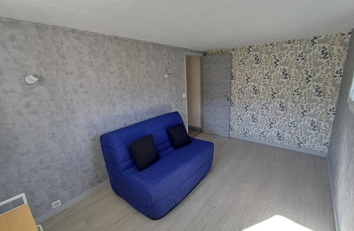 Luynes Bed & Breakfast | Room with private shower and toilet in Luynes