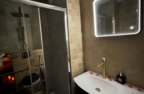 Plessis Tison Apartment | Room with sauna