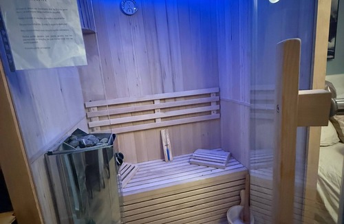 Plessis Tison Apartment | Room with sauna