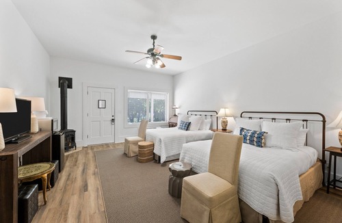 Comfort Hotel | Room with Two Queen Beds, microwave, mini-fridge, gas fireplace and porch