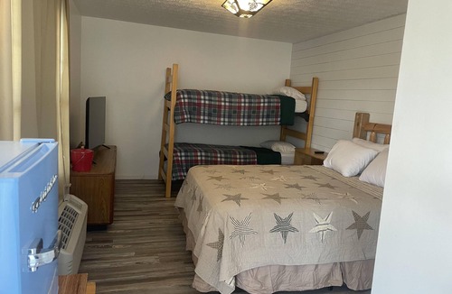 Clay City Cabin | Room with wi-fi, mini fridge and microwave Red River Gorge area